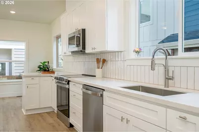 8413 NE Hassalo St, Portland, OR 97220 - Photo 12