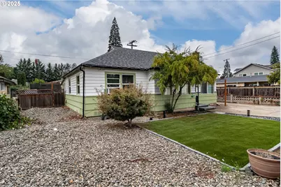 732 W Nebo St, Roseburg, OR 97471 - Photo 2