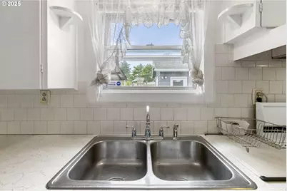 13838 SE Taylor St, Portland, OR 97233 - Photo 10