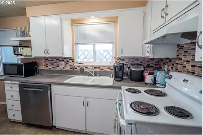 2783 31st St, Springfield, OR 97477 - Photo 4