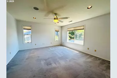 325 N Peacock Ct, Newberg, OR 97132 - Photo 8