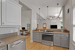 2176 NW Everett St, Portland, OR 97210 - Photo 8