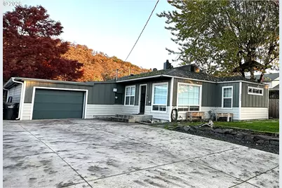 1521 NE Morris St, Roseburg, OR 97470 - Photo 2