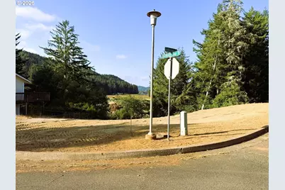 806 Goldenrod Ct, Reedsport, OR 97467 - Photo 2