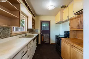 1004 S Grape St, Medford, OR 97501 - Photo 4