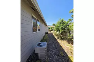 340 NW Elizabeth Ave, Winston, OR 97496 - Photo 10