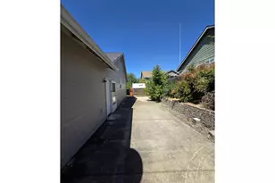 340 NW Elizabeth Ave, Winston, OR 97496 - Photo 8