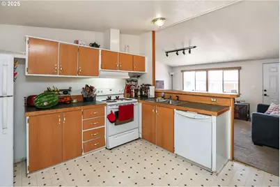 310 Pitney Ln #25, Junction City, OR 97448 - Photo 6