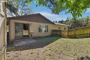 8621 SE Strawberry Ln, Milwaukie, OR 97267 - Photo 10