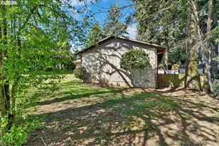 8621 SE Strawberry Ln, Milwaukie, OR 97267 - Photo 2
