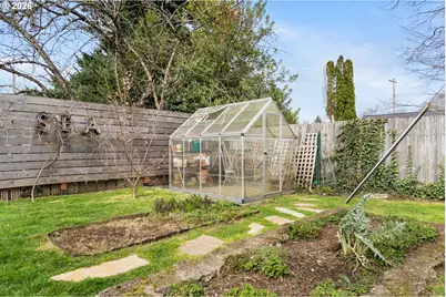 8913 SE Clay St, Portland, OR 97216 - Photo 34