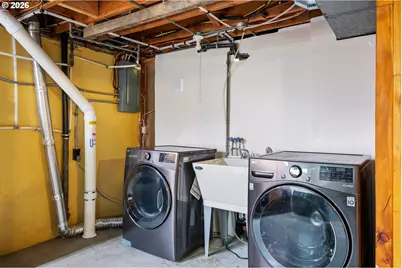 8913 SE Clay St, Portland, OR 97216 - Photo 28