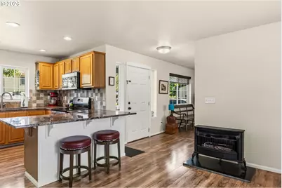 286 N 6th St, Creswell, OR 97426 - Photo 4