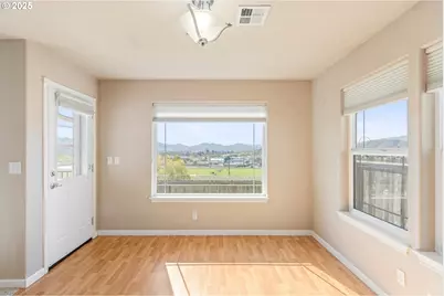 1884 NE Sunset Loop Dr, Roseburg, OR 97470 - Photo 10