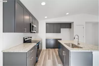 201 Highland Dr, Tillamook, OR 97141 - Photo 18