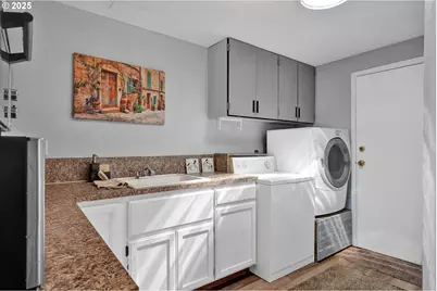 85131 Cloverdale Rd, Creswell, OR 97426 - Photo 16