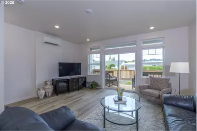 1573 37th St, Florence, OR 97439 - Photo 4