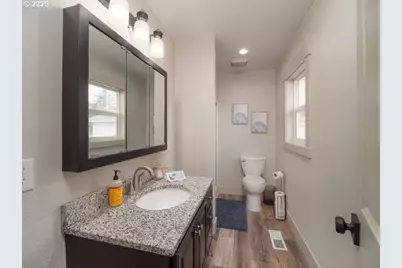 940 W Luellen Dr, Roseburg, OR 97471 - Photo 18