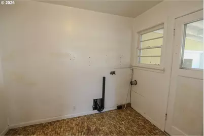1582 NW Fairmount St, Roseburg, OR 97470 - Photo 14