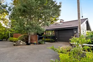 6505 SE Thorburn St, Portland, OR 97215 - Photo 2