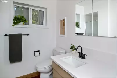 6505 SE Thorburn St, Portland, OR 97215 - Photo 32