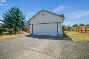1033 E St, Independence, OR 97351 - Photo 2