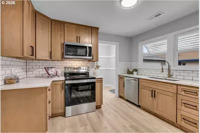 8730 NE Davis St, Portland, OR 97220 - Photo 10