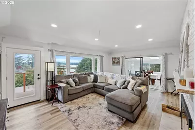 546 W Fir Ave, Coos Bay, OR 97420 - Photo 10