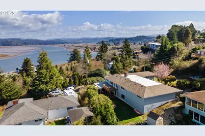 546 W Fir Ave, Coos Bay, OR 97420 - Photo 2