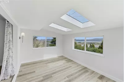 546 W Fir Ave, Coos Bay, OR 97420 - Photo 12