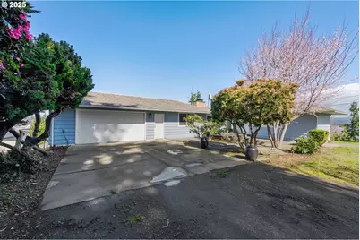 546 W Fir Ave, Coos Bay, OR 97420 - Photo 2