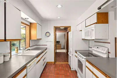 8000 SW Wareham Cir, Portland, OR 97223 - Photo 14