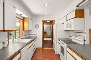 8000 SW Wareham Cir, Portland, OR 97223 - Photo 14