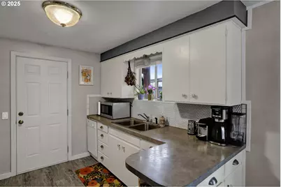 1180 12th St, Springfield, OR 97477 - Photo 12