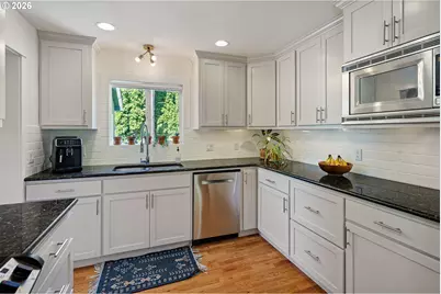 950 E 23rd Ave, Eugene, OR 97405 - Photo 18
