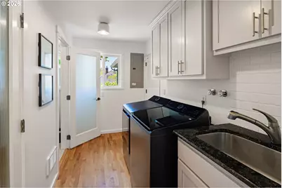 950 E 23rd Ave, Eugene, OR 97405 - Photo 20