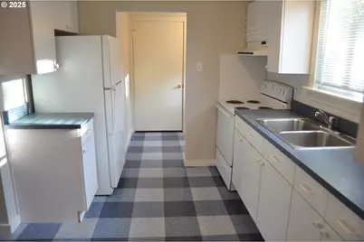 1890 W 12th Ave, Eugene, OR 97402 - Photo 8