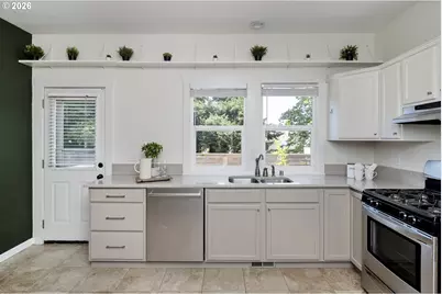 721 NE Roselawn St, Portland, OR 97211 - Photo 14