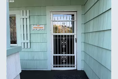 884 S 7th St, Coos Bay, OR 97420 - Photo 2