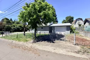 1688 NW Eden St, Roseburg, OR 97470 - Photo 2