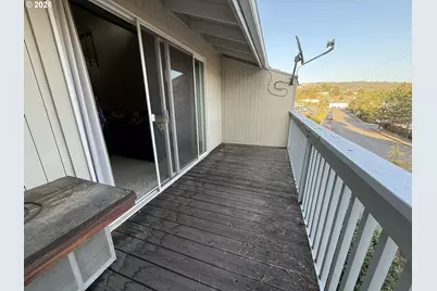 8 NW Mountain View Dr, Roseburg, OR 97471 - Photo 8