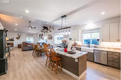 547 W 4th St, Coquille, OR 97423 - Photo 10