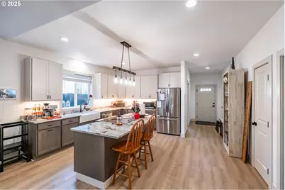 547 W 4th St, Coquille, OR 97423 - Photo 8