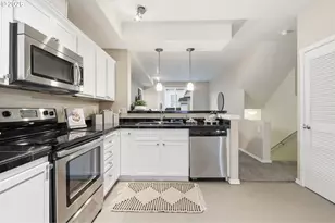 2004 NE Cadbury Ave, Hillsboro, OR 97006 - Photo 20