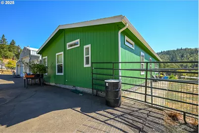 1745 Rifle Range Rd, Roseburg, OR 97470 - Photo 4