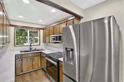 11926 N Jantzen Beach Ave #2, Portland, OR 97217 - Photo 10