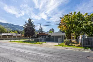 168 Walnut St, Myrtle Creek, OR 97457 - Photo 2