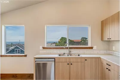 426 NW 5th St, Newport, OR 97365 - Photo 10