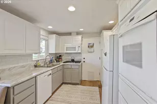 5048 SW Coronado St, Portland, OR 97219 - Photo 10