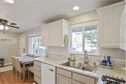 5048 SW Coronado St, Portland, OR 97219 - Photo 12